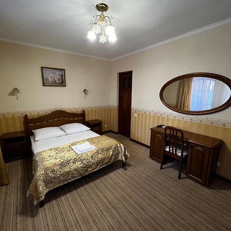 Отель Zolotoy Fazan Николаев Экстерьер фото